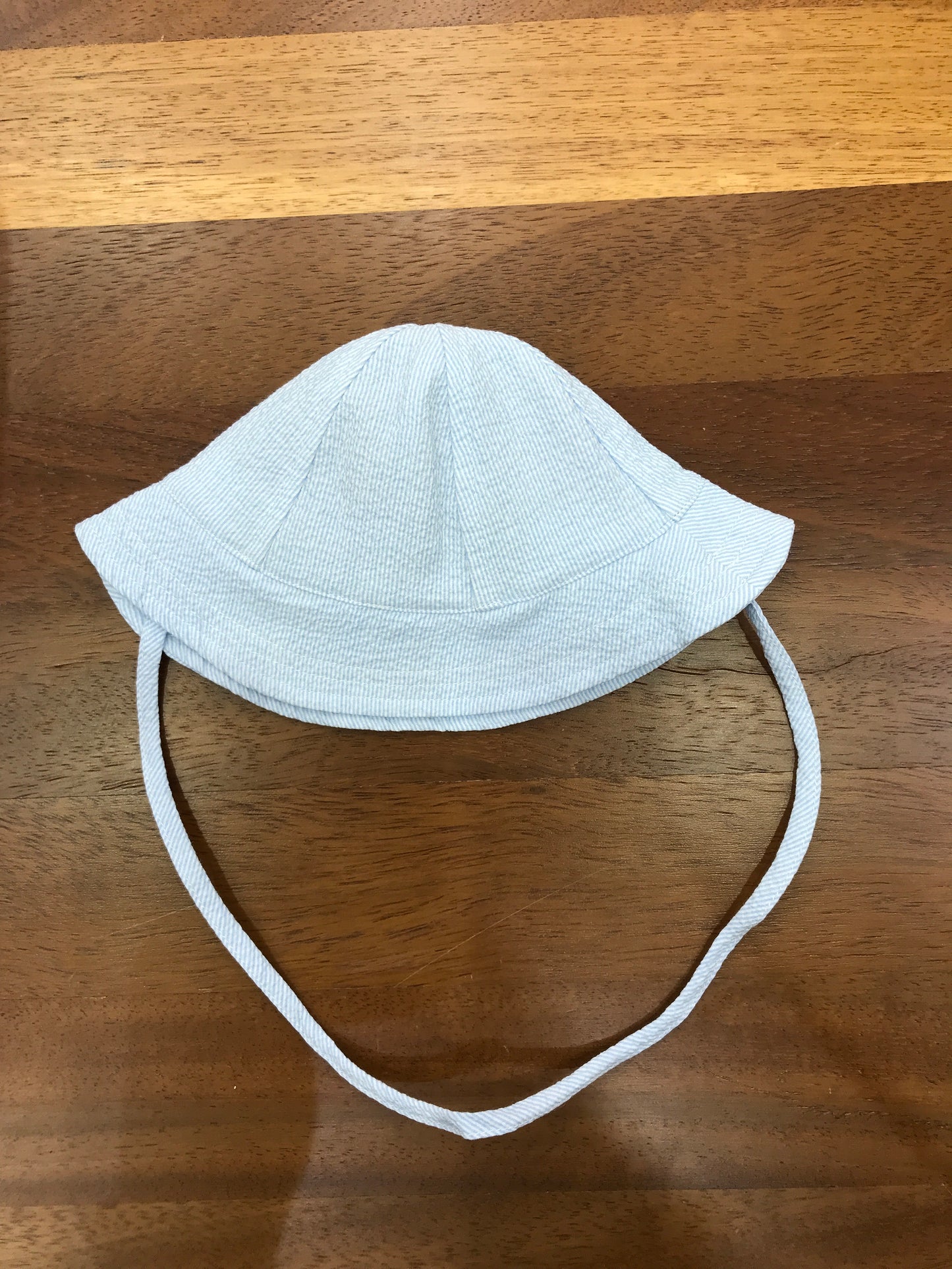 Cappello Paz Rodriguez in cotone a righe celesti e bianche con bordo smerlato e con laccio sotto collo