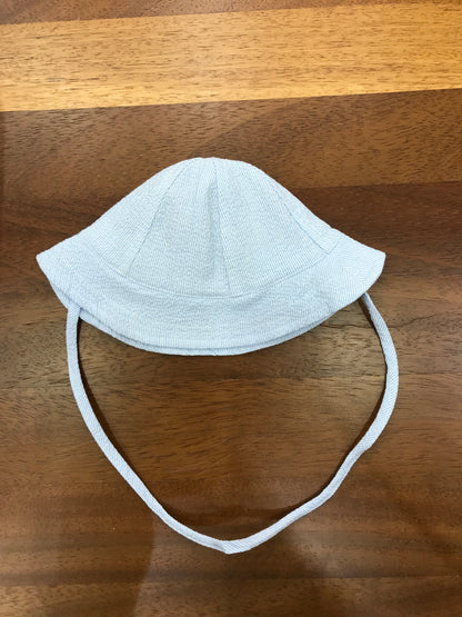 Cappello Paz Rodriguez in cotone a righe celesti e bianche con bordo smerlato e con laccio sotto collo