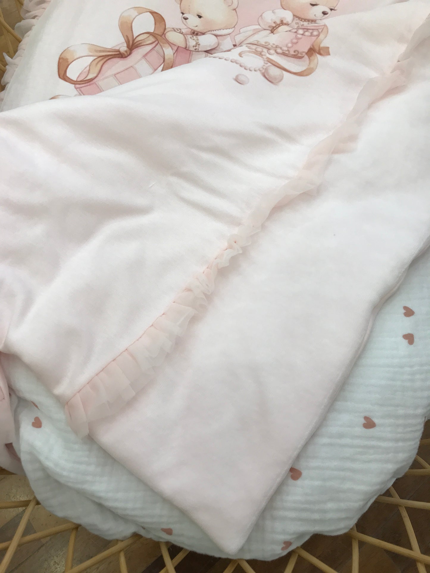 Coperta Sofija in ciniglia imbottita rosa con tulle fiocco ed orsetti sul davanti