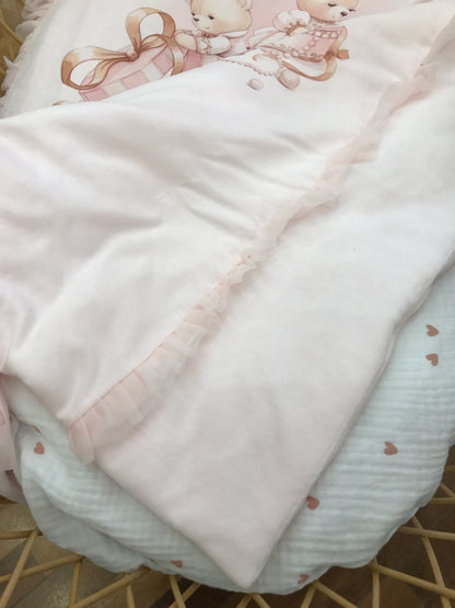 Coperta Sofija in ciniglia imbottita rosa con tulle fiocco ed orsetti sul davanti