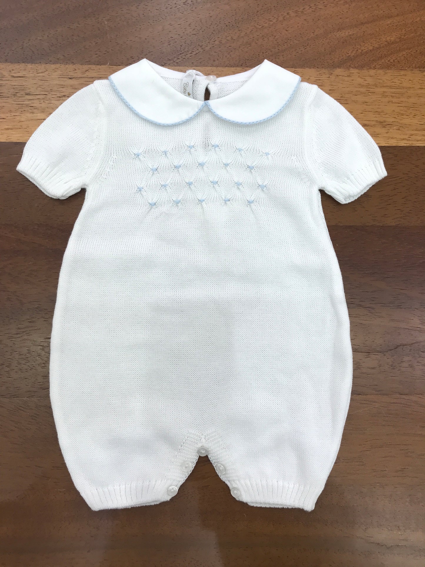 Pagliaccetto baby lord in filo bianco mezza manica collo tondo lavorazione di punto smock celeste sul petto