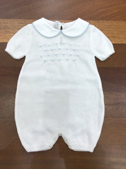 Pagliaccetto baby lord in filo bianco mezza manica collo tondo lavorazione di punto smock celeste sul petto