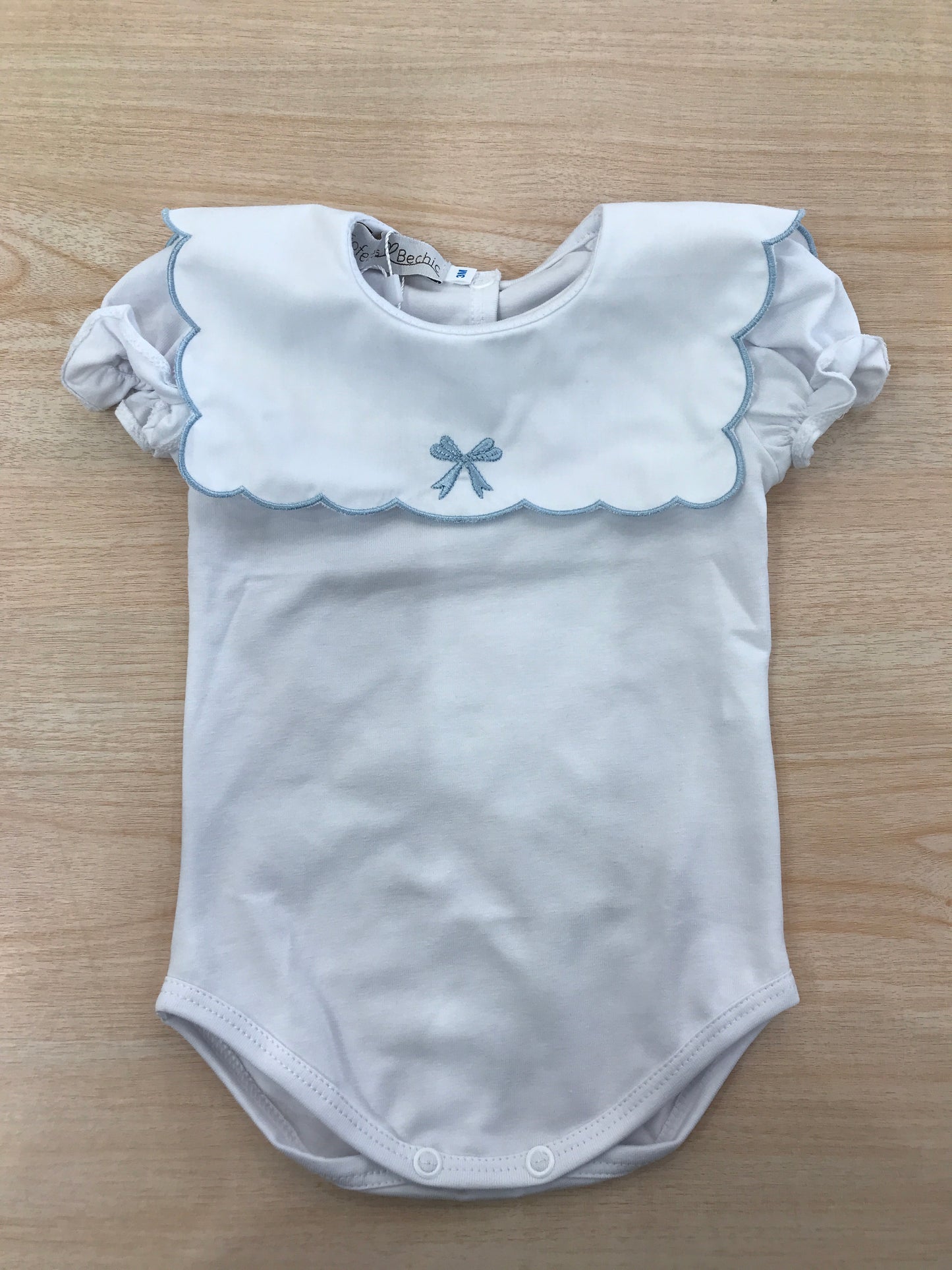 T-Shirt Fofettes in cotone mezza manica a sbuffo con collo rifinito in celeste smerlato con fiocchetto centrale celeste