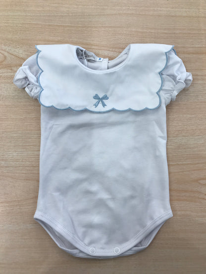 T-Shirt Fofettes in cotone mezza manica a sbuffo con collo rifinito in celeste smerlato con fiocchetto centrale celeste