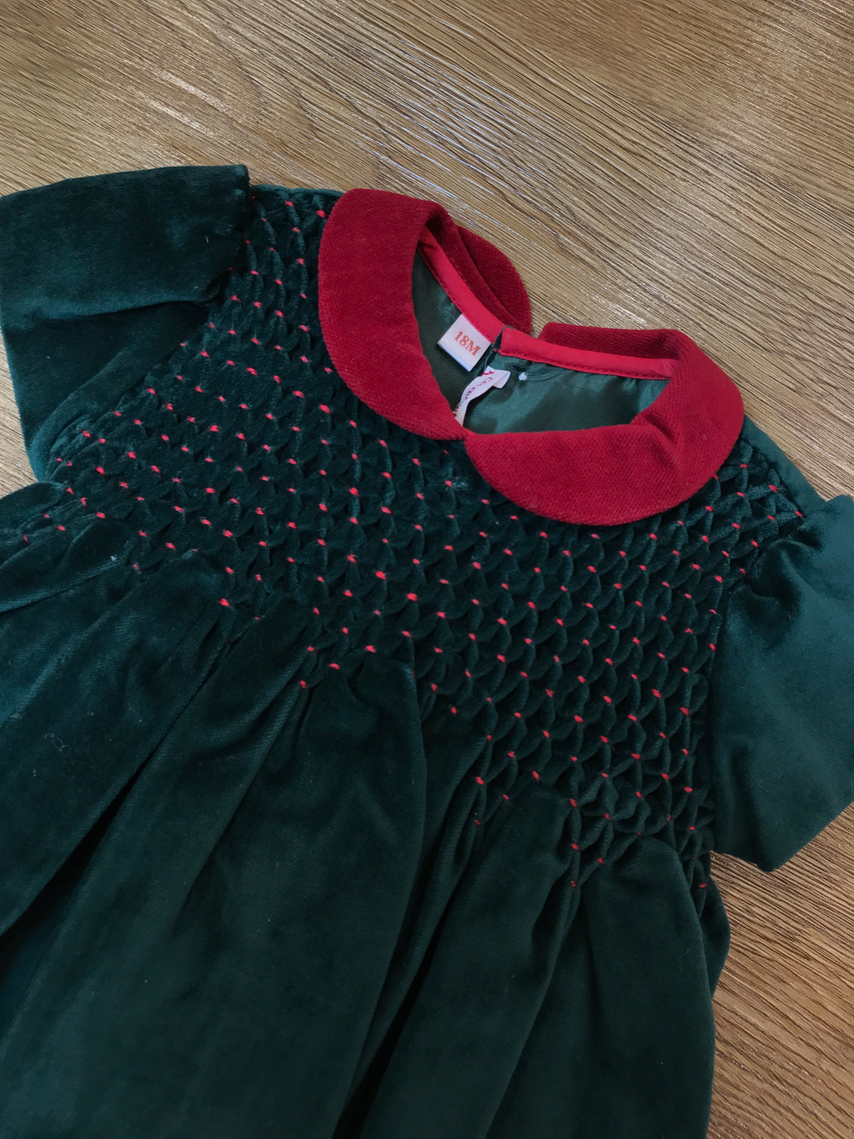 Abito Les Enfants de Gisele in velluto verde mezza manica con corpetto lavorato da punto smock e colletto con velluto rosso