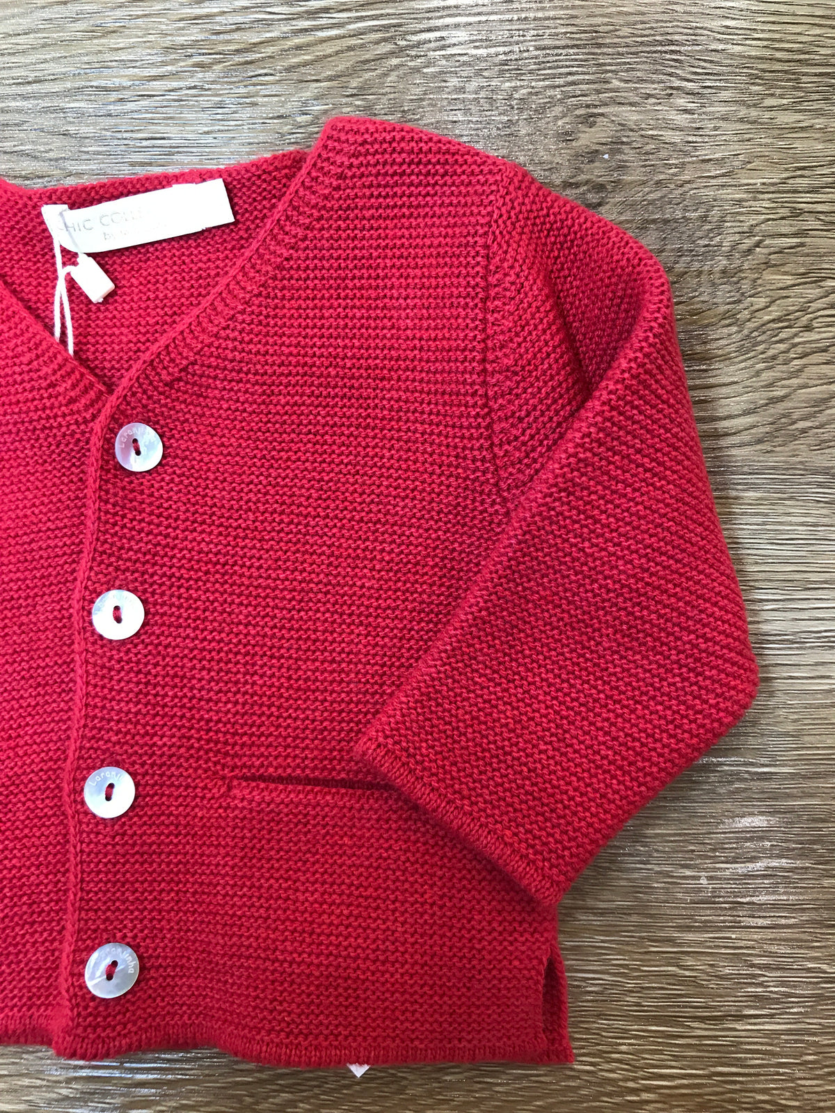 Cardigan Laranjinha in lana rosso con taschine e piccoli bottoncini