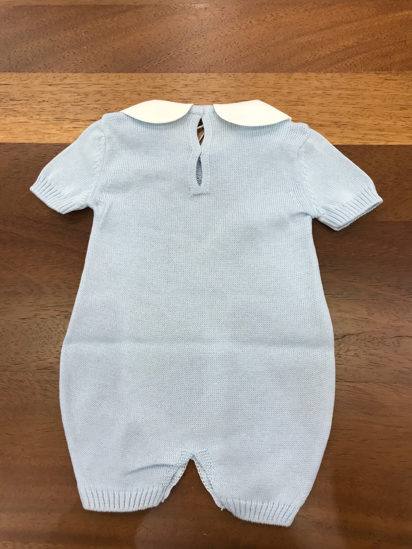 Pagliaccetto Baby Lord in filo celeste mezza manica con lavorazione di trecce sul davanti