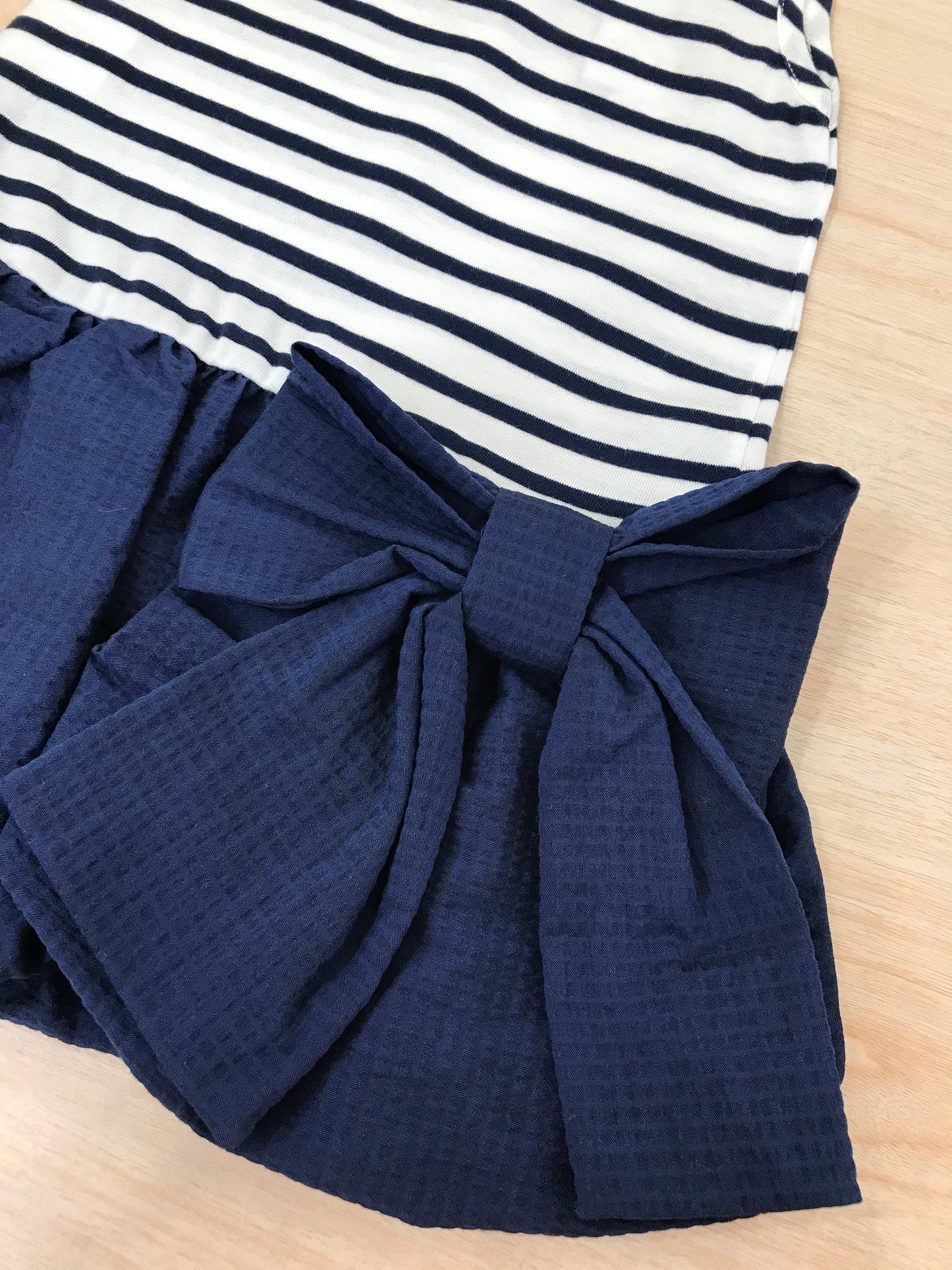 Abito Jo Milano in cotone a righe bianche e blu con gonna a sbuffo blu con fiocco laterale