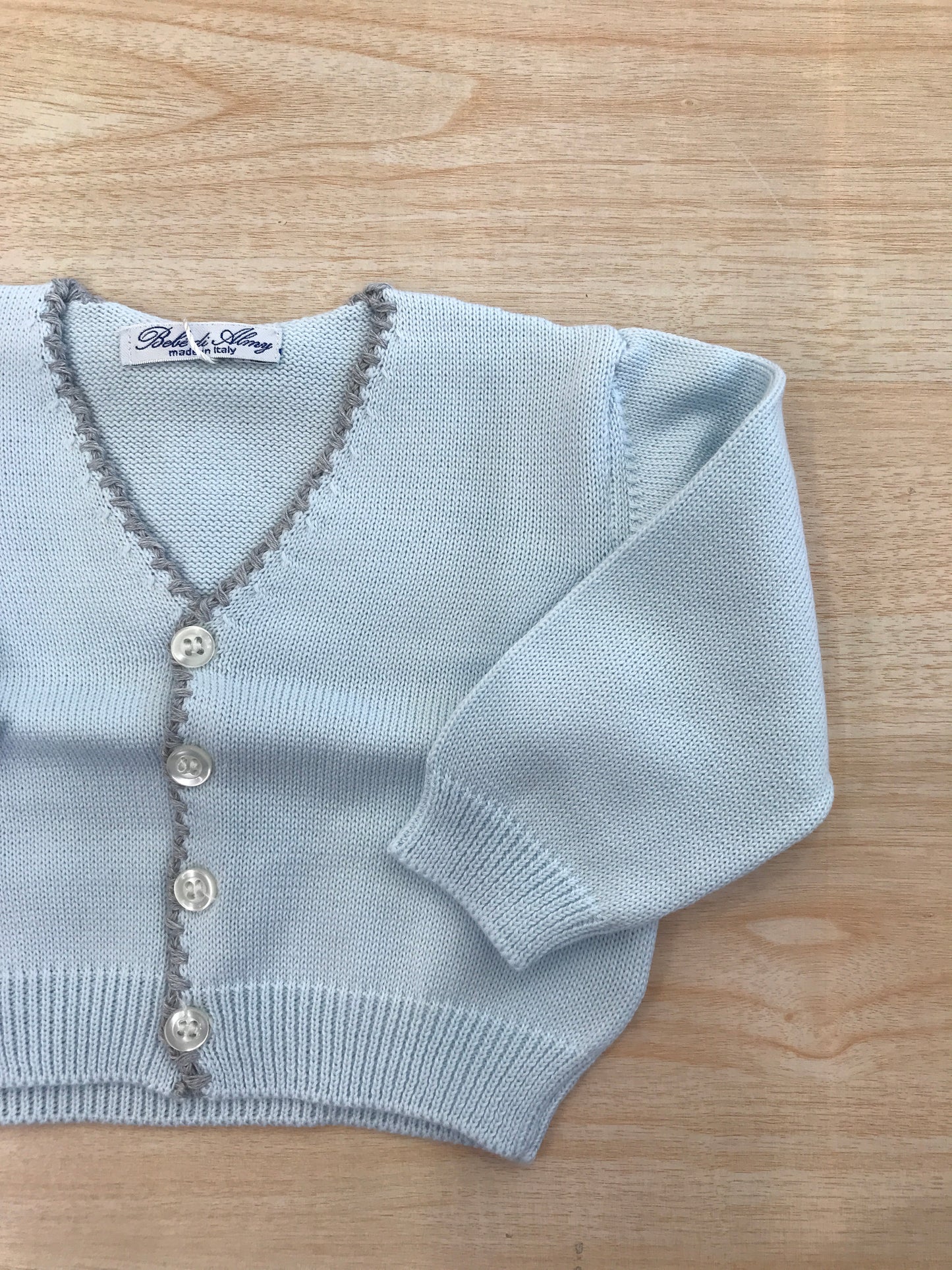 Cardigan Bebè di Almy in filo celeste con rifiniture grigie