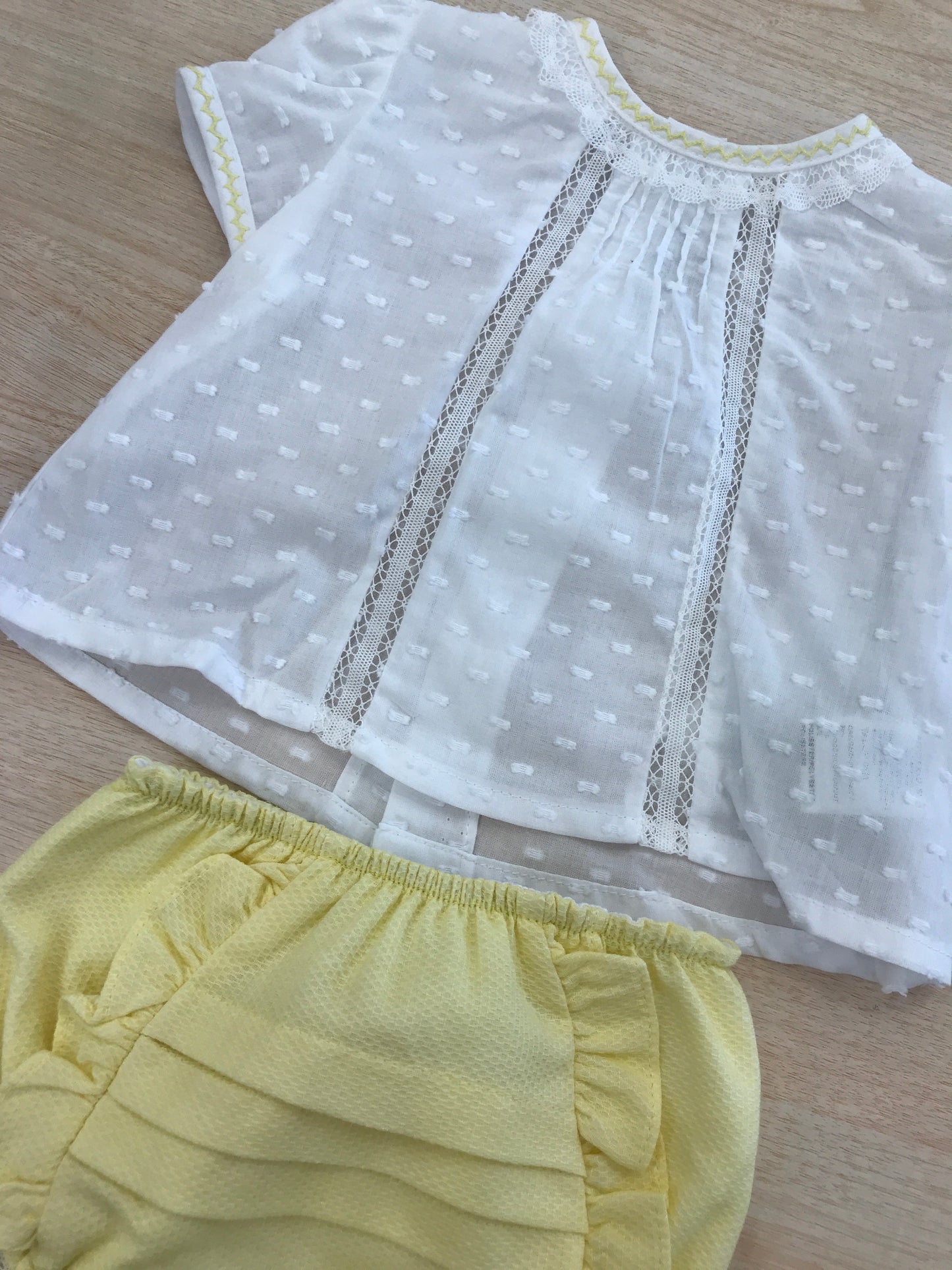 Completo Martin Aranda in cotone camicia bianca mezza manica con rifiniture gialle e pizzo con culotte gialla