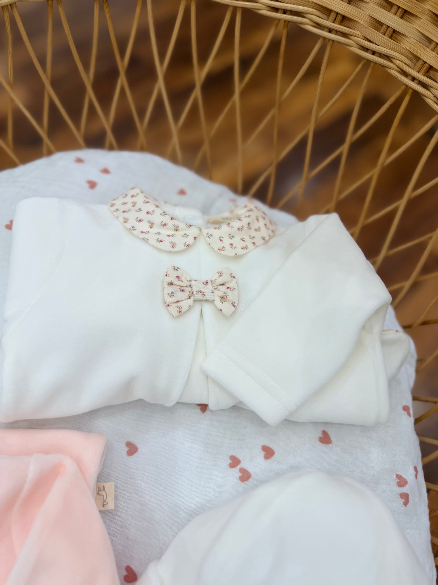 Coordinato nascita Baby Gi tutina intera in ciniglia con fiorellini cappellino e bavetta abbinati