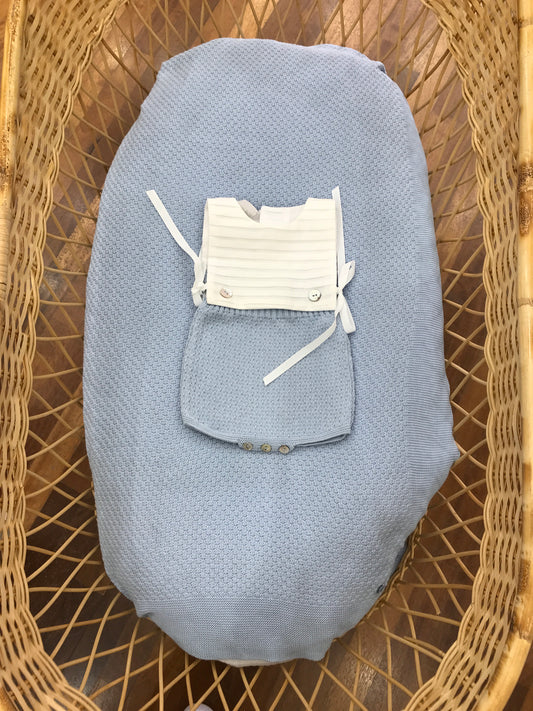 Coordinato nascita Paz Rodriguez in filo celeste lavorato a maglia con pagliaccetto sempre con lavorazione con dettagli in cotone