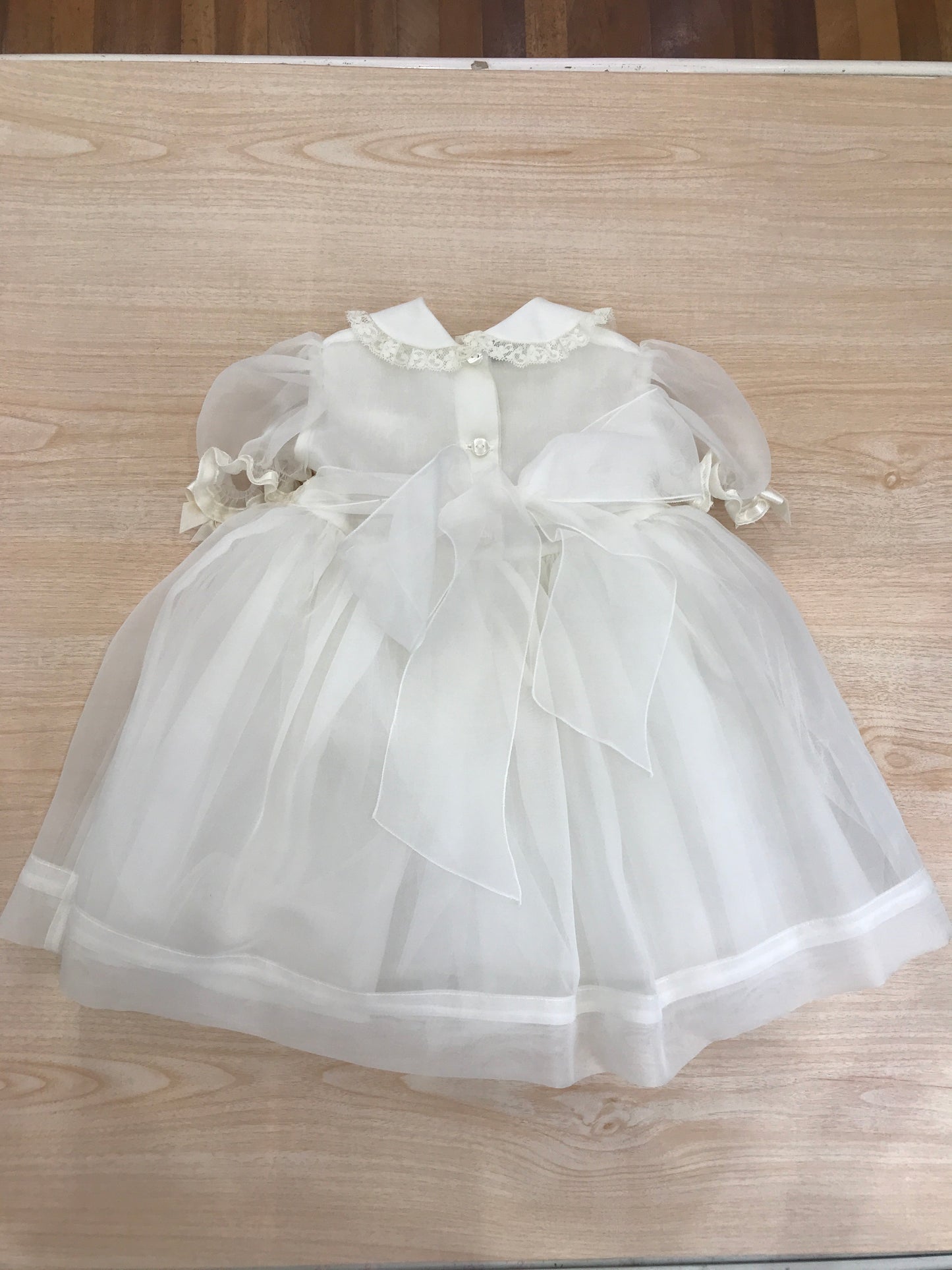 Abito Piccola Giuggiola in organza in seta mezza manica con lavorazione di punto smock roselline ricamate a mano e applicazione di pizzo