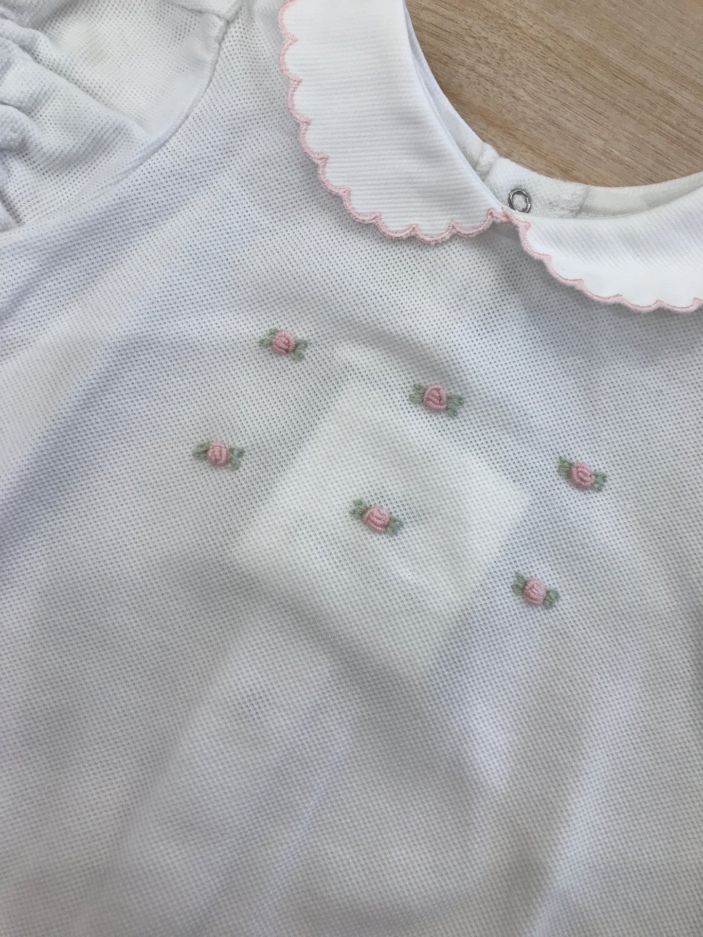 Pagliaccetto Pepecè in cotone bianco con maniche arricciate colletto smerlato e rose ricamate