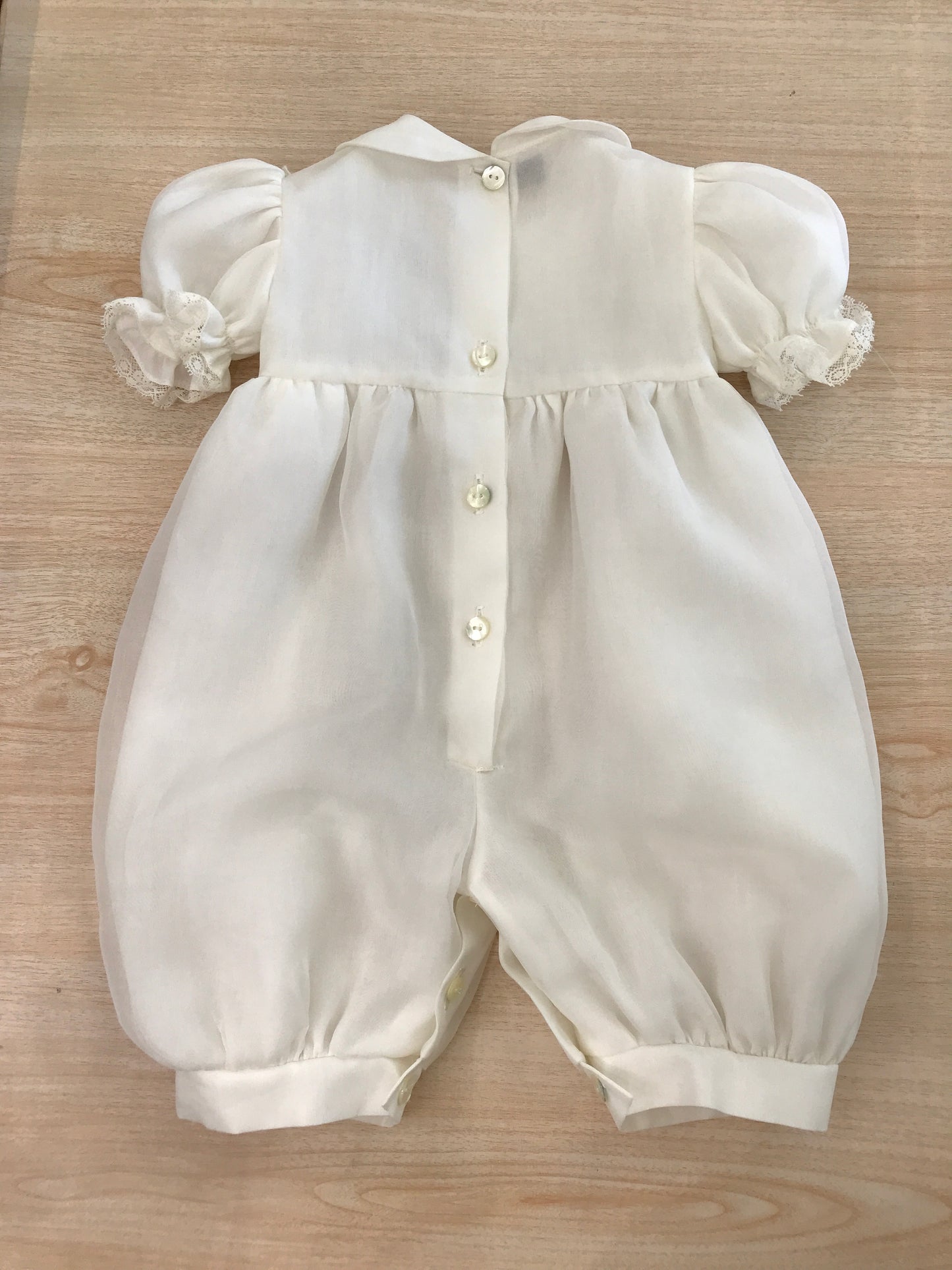 Pagliaccetto Piccola Giuggiola in organza in seta manica a sbuffo con applicazione di pizzo con bavettone sempre lavorato da pizzo