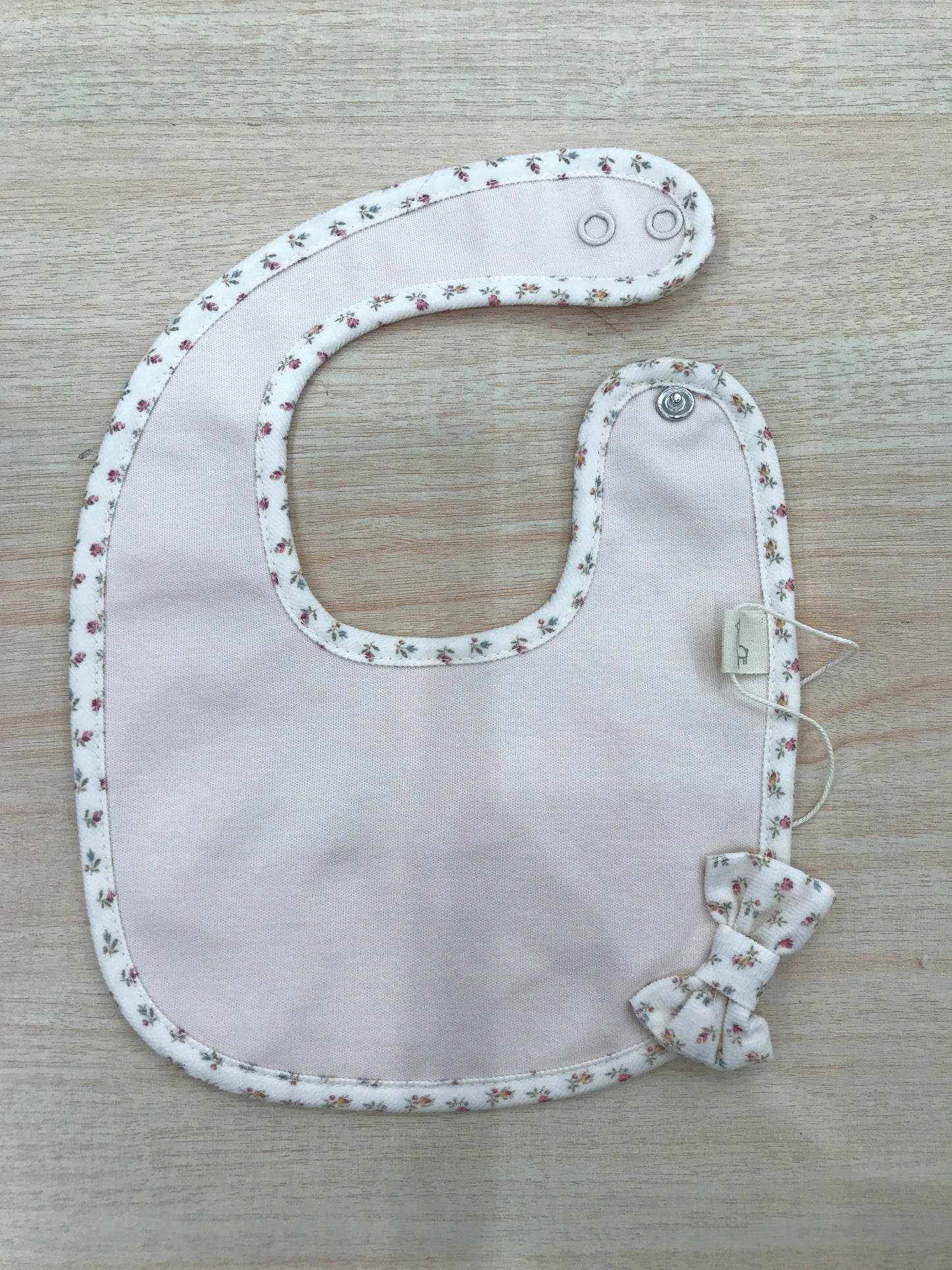 Bavetta Baby Gi in cotone rifinita al bordo in ciniglia rosa pesca floreale con fiocchetto
