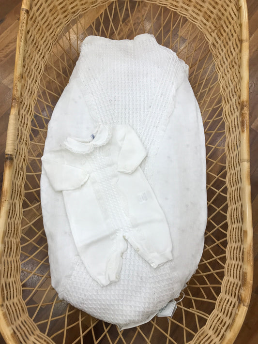 Coordinato nascita Bebè di Almy in filo bianco coperta con lavorazione di trecce con tutina intera con trecce e collo con valancienne