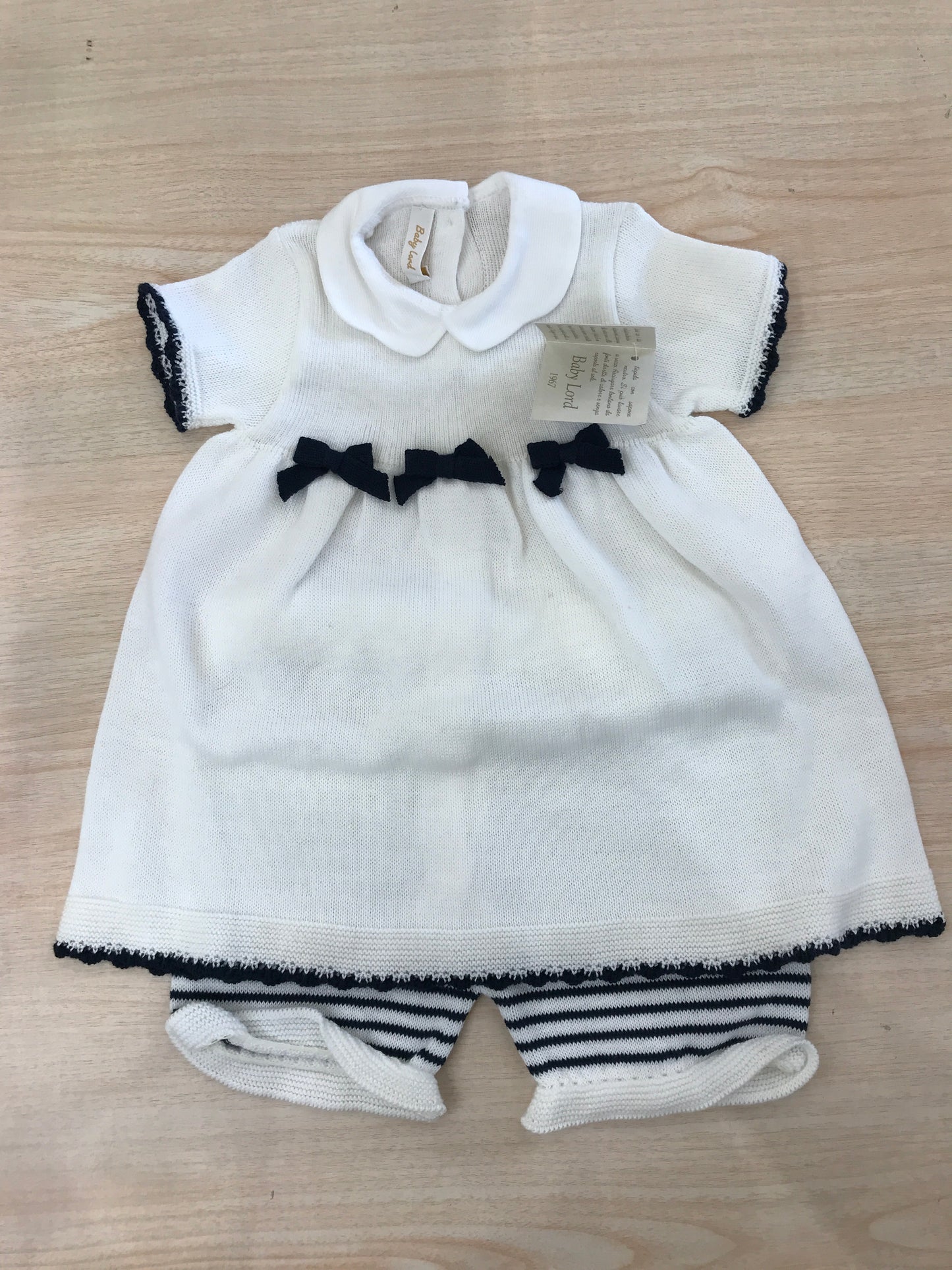 Completo Baby Lord in filo due pezzi mezza manica con rifiniture blu e fiocchetti con pantalone a righe