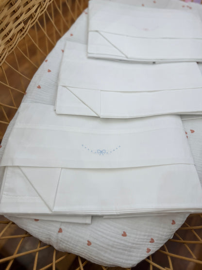 Coordinato lenzuola bianche con piccoli pois e fiocchetti ricamati