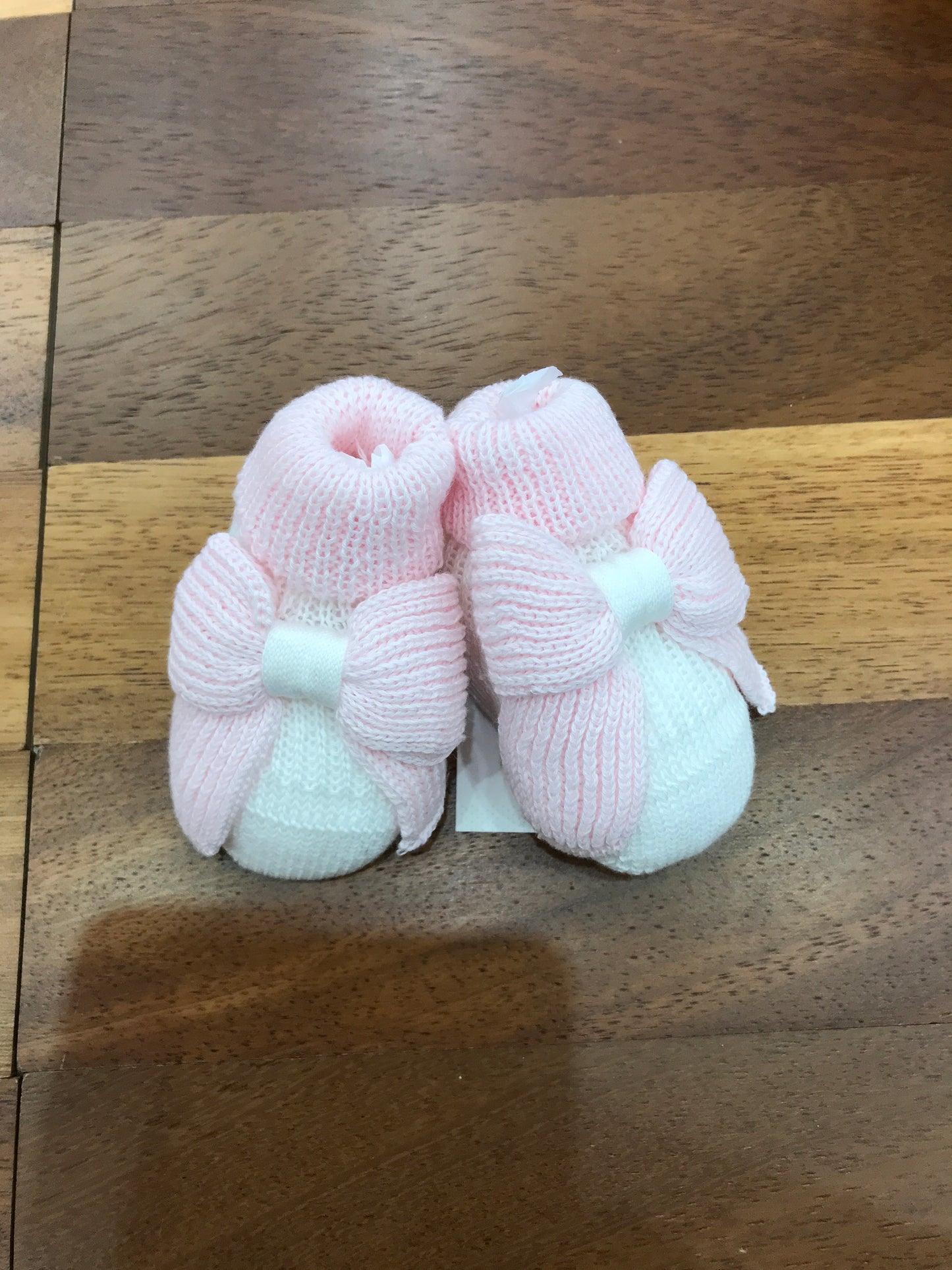 Babbucce Bebè di Almy in filo bianche con risvolto e fiocco rosa applicato sul davanti