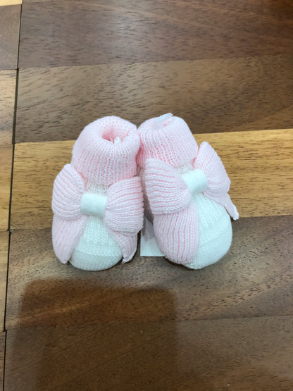 Babbucce Bebè di Almy in filo bianche con risvolto e fiocco rosa applicato sul davanti