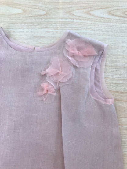 Abito Bonpoint in lino rosa smanicato con fiori applicati sulla spalla