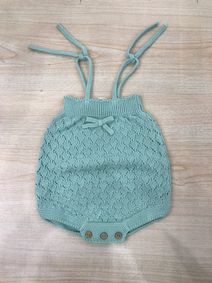 Salopette PCS in filo verde lavorata a maglia con fiocchetto sul davanti e bretelle regolabili