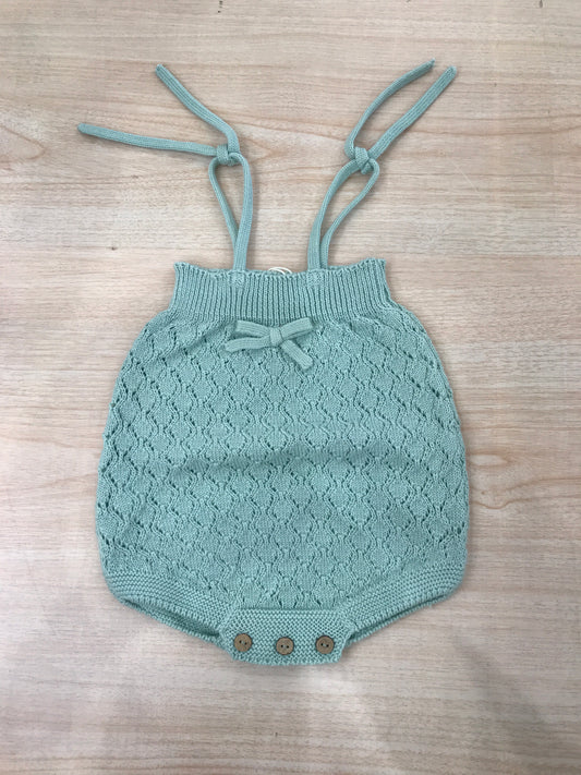 Salopette PCS in filo verde lavorata a maglia con fiocchetto sul davanti e bretelle regolabili