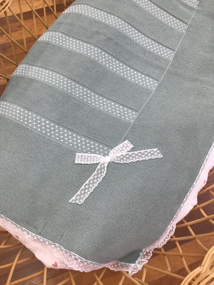 Coperta PCS con applicazione di valancienne al bordo pois bianchi sul davanti e fiocchetto laterale