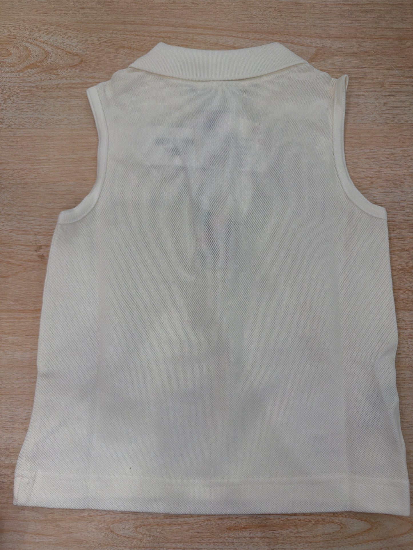 Polo Lacoste in cotone smanicata con bottoncini e logo ricamato lateralmente