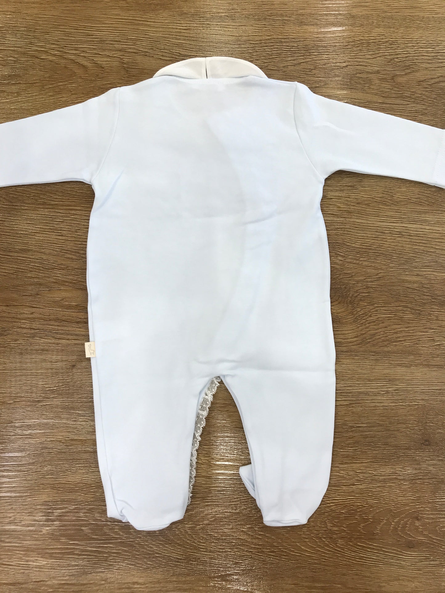 Tutina Baby Gi in cotone celeste aperta sul davanti con applicazione in pizzo