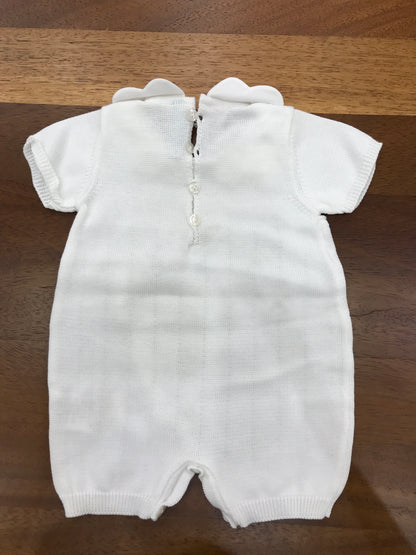 Pagliaccetto Bebè di Almy in filo mezza manica traforato sul davanti con piccoli fiocchi tortora ricamati sul davanti