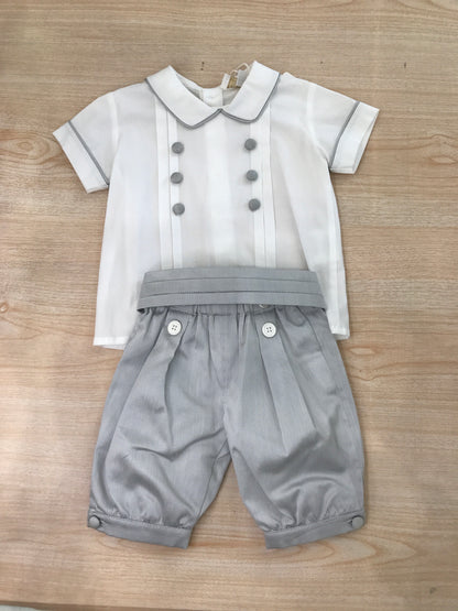 Completo Aletta in cotone camicia bianca mezza manica con bottoncini sul davanti con pantalone grigio con fascia con pieghe