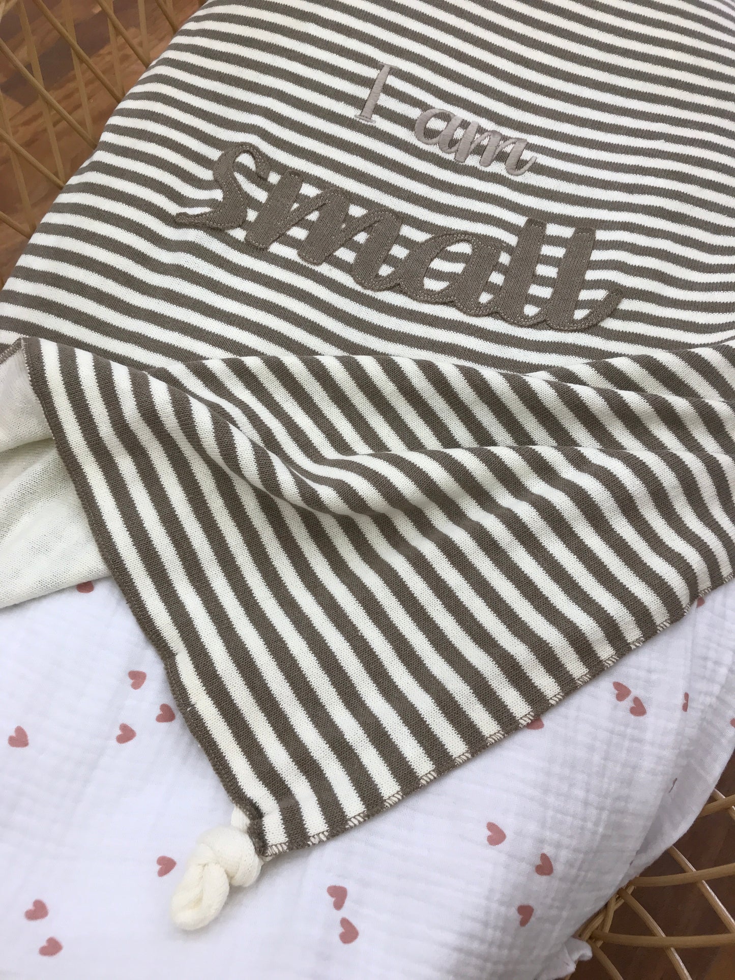 Coperta Nanan in filo a righe beige e gialle con scritta "i'am small" al centro
