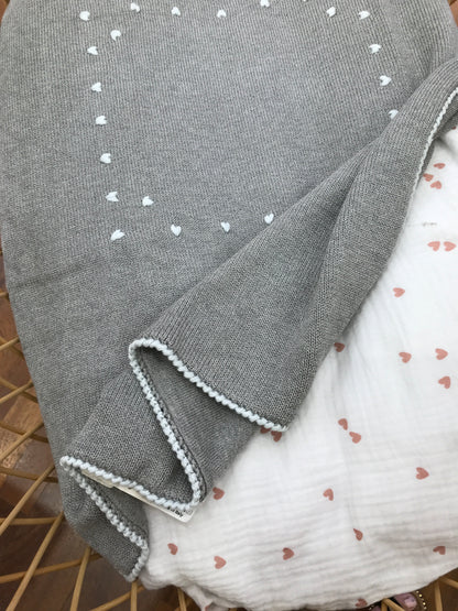 Coperta Colibrì in filo grigia con punto gambero celeste e cuori al centro