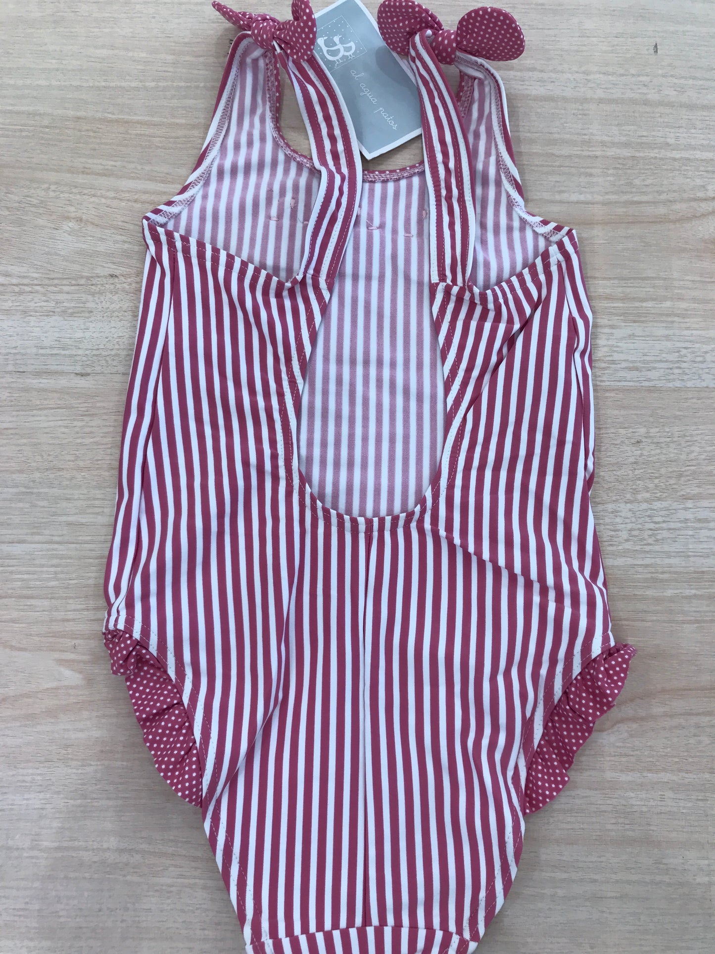 Costume Al Agua Patos intero a righe bianche e fucsia con bretelle con fiocchetto e rusche