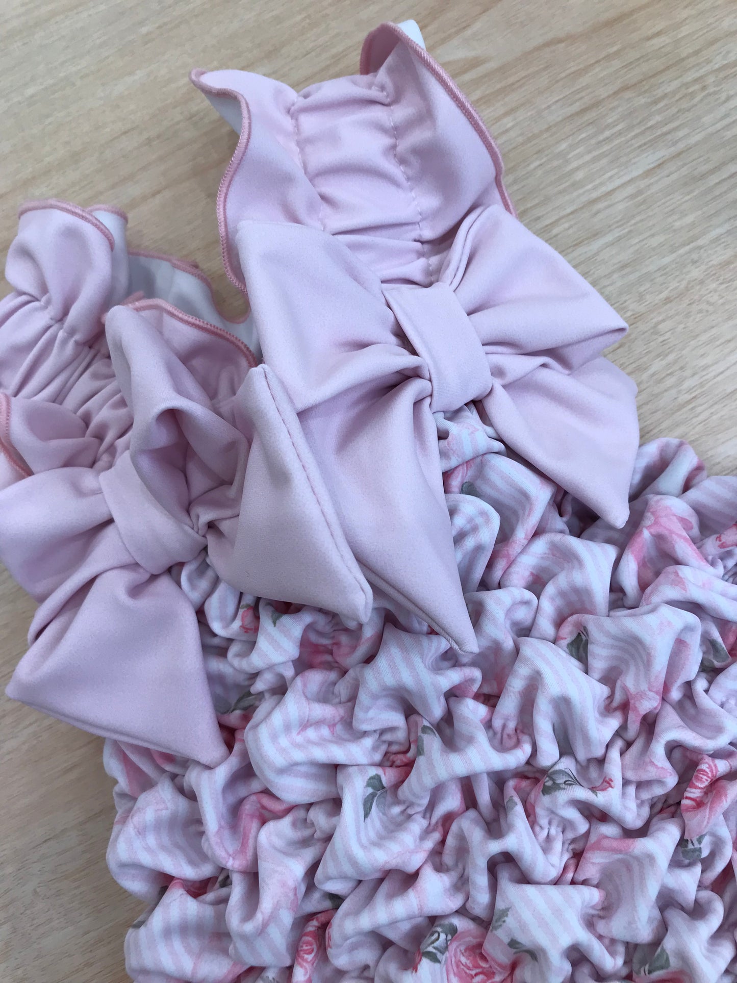 Costume Fofettes con fiorellino rosa e fiocchi sul davanti e sul retro