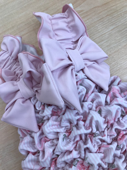 Costume Fofettes con fiorellino rosa e fiocchi sul davanti e sul retro