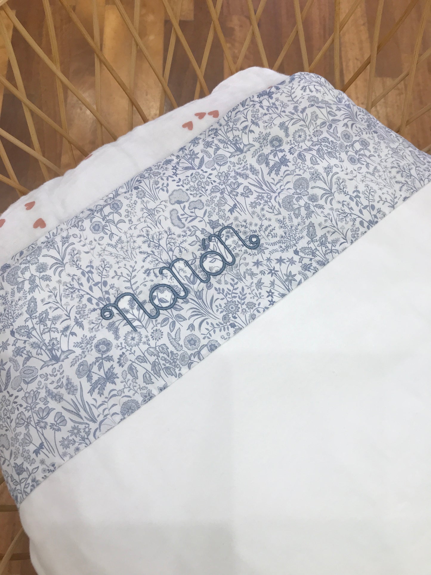 Coperta Nanan in caldo cotone bianco con bordo con rusche a fiori