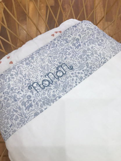 Coperta Nanan in caldo cotone bianco con bordo con rusche a fiori