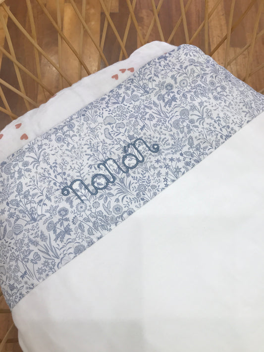 Coperta Nanan in caldo cotone bianco con bordo con rusche a fiori