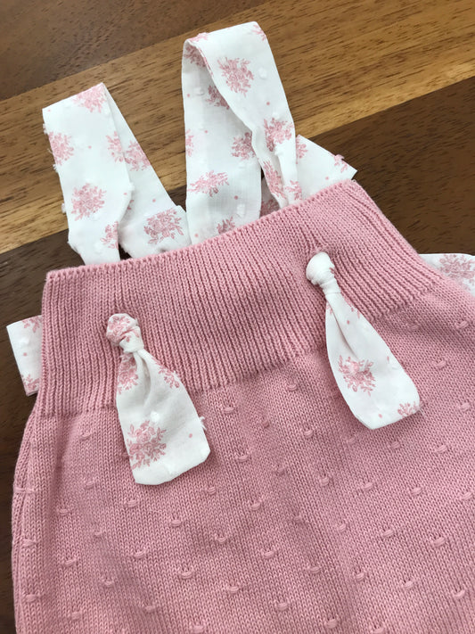 Pagliaccetto Paz Rodriguez in filo rosa con bretelle in cotone bianco con fiori rosa sul retro un fiocco bianco con fiori rosa