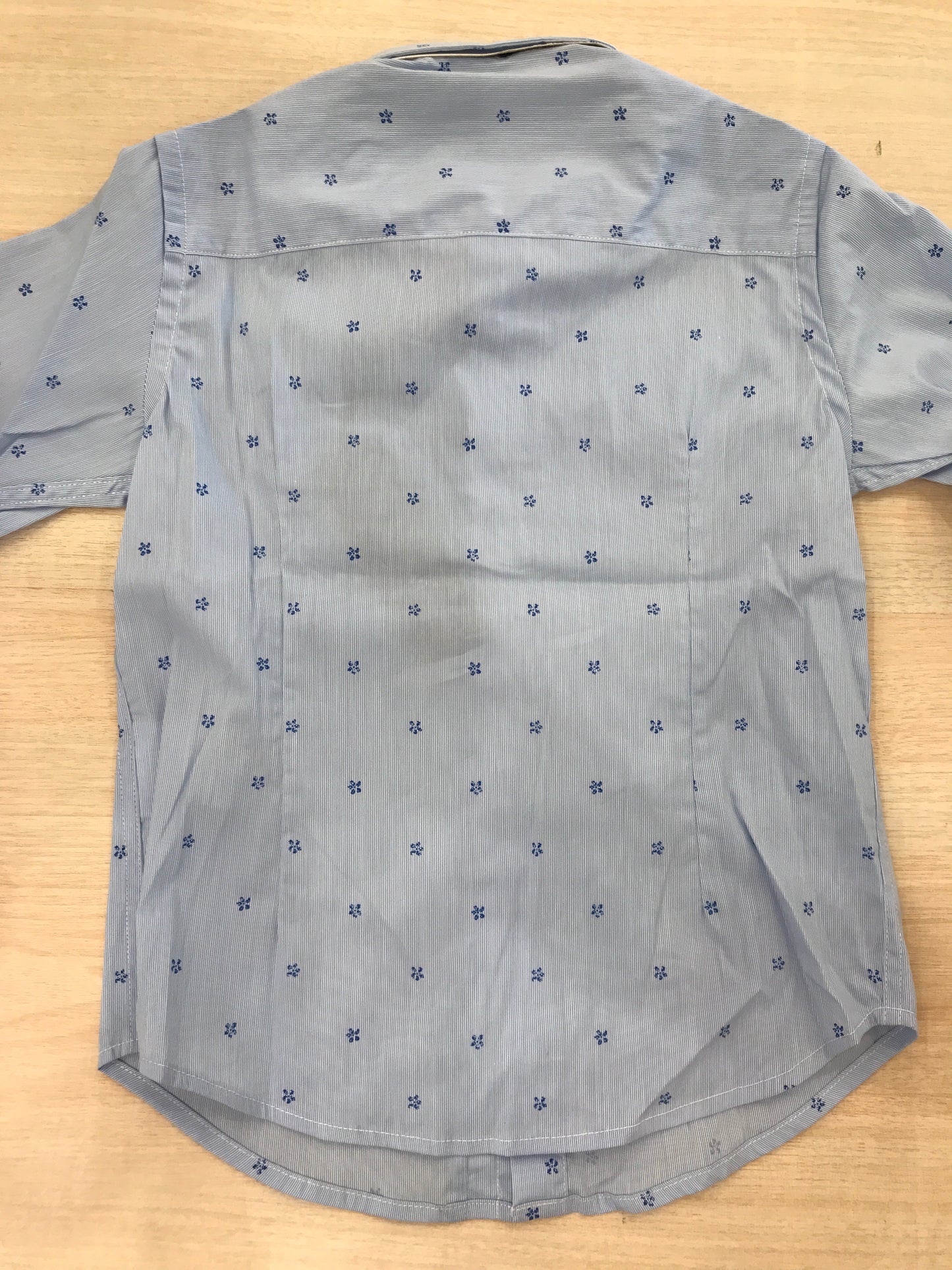 Camicia John Twig in cotone celeste manica lunga con fiori blu ricamati con poschette laterale
