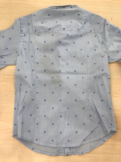 Camicia John Twig in cotone celeste manica lunga con fiori blu ricamati con poschette laterale