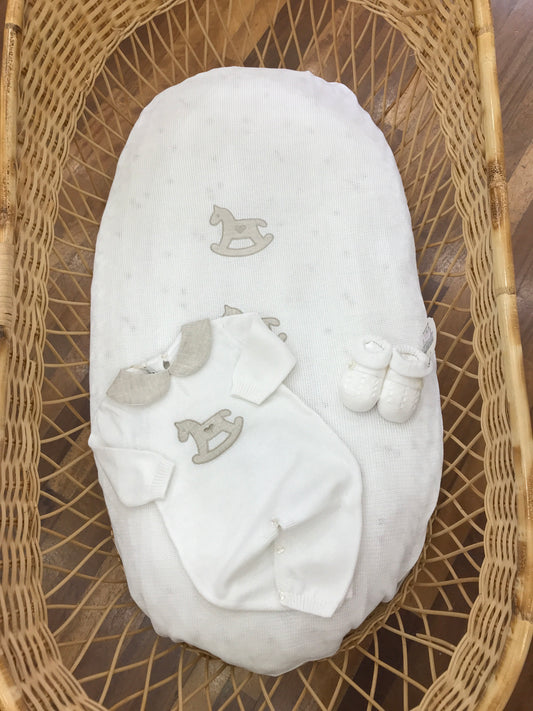 Coordinato nascita Baby Lord in filo bianco e tortora con cavalli a dondoli tutina intera con babbucce bianche