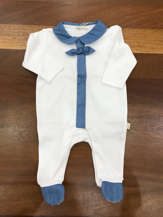 Tutina Baby Gi in cotone bianca gamba lunga con piedini manica lunga con collo tondo in  denim lo stesso profilo del colletto viene riportato sul davanti della tutina