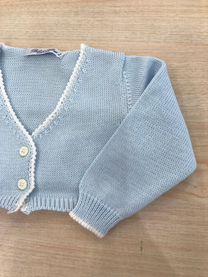 Cardigan Bebè di Almy in filo celeste rifinito in bianco con piccoli bottoncini sul davanti