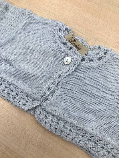 Cardigan Ladia in filo azzurro traforato con bottoncino sul davanti