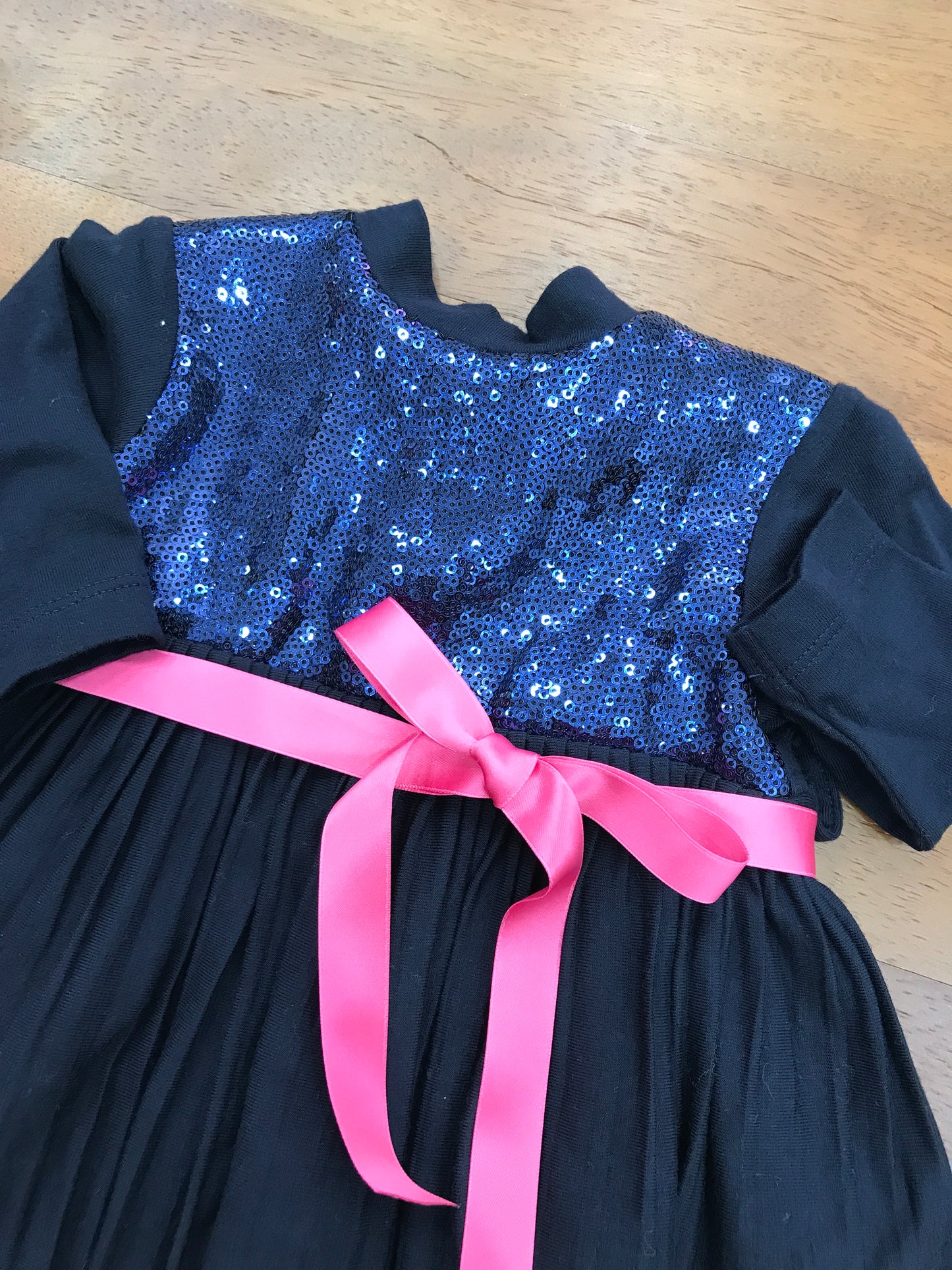 Abitino Cielo Blu con paillettes blu sul corpetto con fiocco rosa in vita con manica lunga