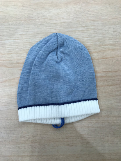 Cappello Colori Chiari in filo celeste con rifiniture in blu e bianco